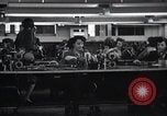 Image femmes scientifiques et des travailleurs d'usine New York United States USA, 1950, de la seconde 60 séquences d'archives historiques vidéo 65675025247