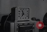 Immagine di American Donne al lavoro in fabbrica New York United States USA, 1950, secondo 3 filmato di repertorio 65675025249