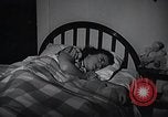 Immagine di American Donne al lavoro in fabbrica New York United States USA, 1950, secondo 10 filmato di repertorio 65675025249