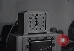 Immagine di American Donne al lavoro in fabbrica New York United States USA, 1950, secondo 15 filmato di repertorio 65675025249