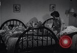Immagine di American Donne al lavoro in fabbrica New York United States USA, 1950, secondo 29 filmato di repertorio 65675025249