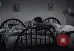 Immagine di American Donne al lavoro in fabbrica New York United States USA, 1950, secondo 30 filmato di repertorio 65675025249