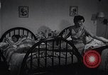 Immagine di American Donne al lavoro in fabbrica New York United States USA, 1950, secondo 31 filmato di repertorio 65675025249