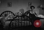 Immagine di American Donne al lavoro in fabbrica New York United States USA, 1950, secondo 32 filmato di repertorio 65675025249
