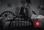 Immagine di American Donne al lavoro in fabbrica New York United States USA, 1950, secondo 33 filmato di repertorio 65675025249