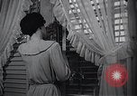 Immagine di American Donne al lavoro in fabbrica New York United States USA, 1950, secondo 47 filmato di repertorio 65675025249