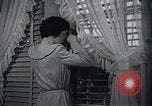 Immagine di American Donne al lavoro in fabbrica New York United States USA, 1950, secondo 50 filmato di repertorio 65675025249