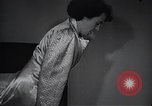 Immagine di American Donne al lavoro in fabbrica New York United States USA, 1950, secondo 59 filmato di repertorio 65675025249