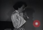 Immagine di American Donne al lavoro in fabbrica New York United States USA, 1950, secondo 60 filmato di repertorio 65675025249