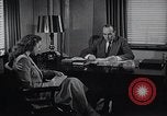 Immagine di Donna americana lavora come segretaria personale New York United States USA, 1950, secondo 3 filmato di repertorio 65675025250