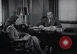 Immagine di Donna americana lavora come segretaria personale New York United States USA, 1950, secondo 4 filmato di repertorio 65675025250