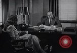 Immagine di Donna americana lavora come segretaria personale New York United States USA, 1950, secondo 8 filmato di repertorio 65675025250