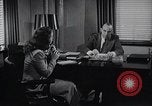 Immagine di Donna americana lavora come segretaria personale New York United States USA, 1950, secondo 15 filmato di repertorio 65675025250