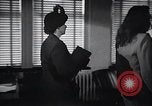 Immagine di Donna americana lavora come segretaria personale New York United States USA, 1950, secondo 44 filmato di repertorio 65675025250