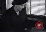 Immagine di Donna americana lavora come segretaria personale New York United States USA, 1950, secondo 50 filmato di repertorio 65675025250