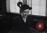 Immagine di Donna americana lavora come segretaria personale New York United States USA, 1950, secondo 52 filmato di repertorio 65675025250