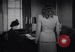 Immagine di Donna americana lavora come segretaria personale New York United States USA, 1950, secondo 57 filmato di repertorio 65675025250