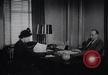 Immagine di Donna americana lavora come segretaria personale New York United States USA, 1950, secondo 60 filmato di repertorio 65675025250