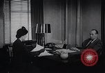 Immagine di Donna americana lavora come segretaria personale New York United States USA, 1950, secondo 61 filmato di repertorio 65675025250