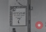Standbild Präsident John F Kennedy kommt auf der Homestead Air Force Base an Homestead Florida USA, 1962, aus Sekunde 3 historischem Filmmaterial Videoclip 65675025267