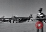 Standbild Präsident John F Kennedy kommt auf der Homestead Air Force Base an Homestead Florida USA, 1962, aus Sekunde 34 historischem Filmmaterial Videoclip 65675025267