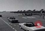 Standbild Präsident John F Kennedy kommt auf der Homestead Air Force Base an Homestead Florida USA, 1962, aus Sekunde 43 historischem Filmmaterial Videoclip 65675025267