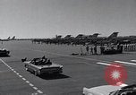 Standbild Präsident John F Kennedy kommt auf der Homestead Air Force Base an Homestead Florida USA, 1962, aus Sekunde 45 historischem Filmmaterial Videoclip 65675025267
