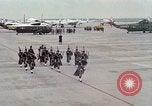 Standbild Air Force Band bereitet sich auf die Ankunft der wichtigsten Cooper Washington DC USA, 1963, aus Sekunde 4 historischem Filmmaterial Videoclip 65675025269