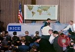 Standbild Quecksilber Raumfahrzeuge 16 MA-8 Pressekonferenz Houston Texas USA, 1962, aus Sekunde 10 historischem Filmmaterial Videoclip 65675025287