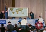 Standbild Quecksilber Raumfahrzeuge 16 MA-8 Pressekonferenz Houston Texas USA, 1962, aus Sekunde 19 historischem Filmmaterial Videoclip 65675025287