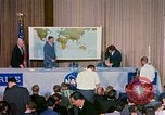 Standbild Quecksilber Raumfahrzeuge 16 MA-8 Pressekonferenz Houston Texas USA, 1962, aus Sekunde 20 historischem Filmmaterial Videoclip 65675025287