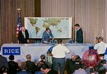 Standbild Quecksilber Raumfahrzeuge 16 MA-8 Pressekonferenz Houston Texas USA, 1962, aus Sekunde 22 historischem Filmmaterial Videoclip 65675025287