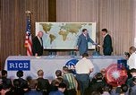 Standbild Quecksilber Raumfahrzeuge 16 MA-8 Pressekonferenz Houston Texas USA, 1962, aus Sekunde 24 historischem Filmmaterial Videoclip 65675025287