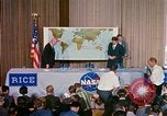 Standbild Quecksilber Raumfahrzeuge 16 MA-8 Pressekonferenz Houston Texas USA, 1962, aus Sekunde 25 historischem Filmmaterial Videoclip 65675025287