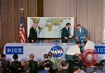 Standbild Quecksilber Raumfahrzeuge 16 MA-8 Pressekonferenz Houston Texas USA, 1962, aus Sekunde 26 historischem Filmmaterial Videoclip 65675025287