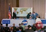 Standbild Quecksilber Raumfahrzeuge 16 MA-8 Pressekonferenz Houston Texas USA, 1962, aus Sekunde 27 historischem Filmmaterial Videoclip 65675025287