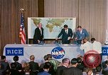 Standbild Quecksilber Raumfahrzeuge 16 MA-8 Pressekonferenz Houston Texas USA, 1962, aus Sekunde 28 historischem Filmmaterial Videoclip 65675025287