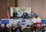 Standbild Quecksilber Raumfahrzeuge 16 MA-8 Pressekonferenz Houston Texas USA, 1962, aus Sekunde 29 historischem Filmmaterial Videoclip 65675025287