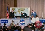 Standbild Quecksilber Raumfahrzeuge 16 MA-8 Pressekonferenz Houston Texas USA, 1962, aus Sekunde 30 historischem Filmmaterial Videoclip 65675025287