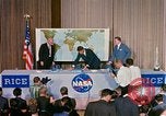 Standbild Quecksilber Raumfahrzeuge 16 MA-8 Pressekonferenz Houston Texas USA, 1962, aus Sekunde 31 historischem Filmmaterial Videoclip 65675025287
