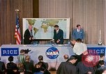 Standbild Quecksilber Raumfahrzeuge 16 MA-8 Pressekonferenz Houston Texas USA, 1962, aus Sekunde 32 historischem Filmmaterial Videoclip 65675025287