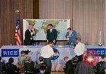 Standbild Quecksilber Raumfahrzeuge 16 MA-8 Pressekonferenz Houston Texas USA, 1962, aus Sekunde 34 historischem Filmmaterial Videoclip 65675025287