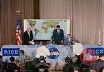 Standbild Quecksilber Raumfahrzeuge 16 MA-8 Pressekonferenz Houston Texas USA, 1962, aus Sekunde 36 historischem Filmmaterial Videoclip 65675025287
