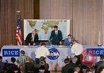 Standbild Quecksilber Raumfahrzeuge 16 MA-8 Pressekonferenz Houston Texas USA, 1962, aus Sekunde 37 historischem Filmmaterial Videoclip 65675025287