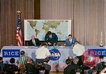 Standbild Quecksilber Raumfahrzeuge 16 MA-8 Pressekonferenz Houston Texas USA, 1962, aus Sekunde 38 historischem Filmmaterial Videoclip 65675025287