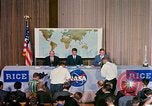 Standbild Quecksilber Raumfahrzeuge 16 MA-8 Pressekonferenz Houston Texas USA, 1962, aus Sekunde 40 historischem Filmmaterial Videoclip 65675025287