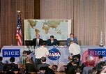 Standbild Quecksilber Raumfahrzeuge 16 MA-8 Pressekonferenz Houston Texas USA, 1962, aus Sekunde 41 historischem Filmmaterial Videoclip 65675025287