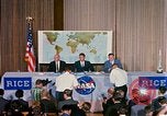 Standbild Quecksilber Raumfahrzeuge 16 MA-8 Pressekonferenz Houston Texas USA, 1962, aus Sekunde 42 historischem Filmmaterial Videoclip 65675025287