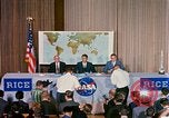 Standbild Quecksilber Raumfahrzeuge 16 MA-8 Pressekonferenz Houston Texas USA, 1962, aus Sekunde 43 historischem Filmmaterial Videoclip 65675025287