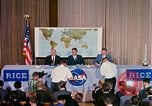 Standbild Quecksilber Raumfahrzeuge 16 MA-8 Pressekonferenz Houston Texas USA, 1962, aus Sekunde 44 historischem Filmmaterial Videoclip 65675025287